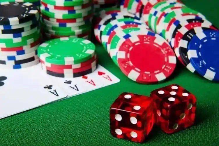 Blackjack Live Table ဒိုင်တာနှင့် ကစ
ားနေသောမြင်ကွင်း